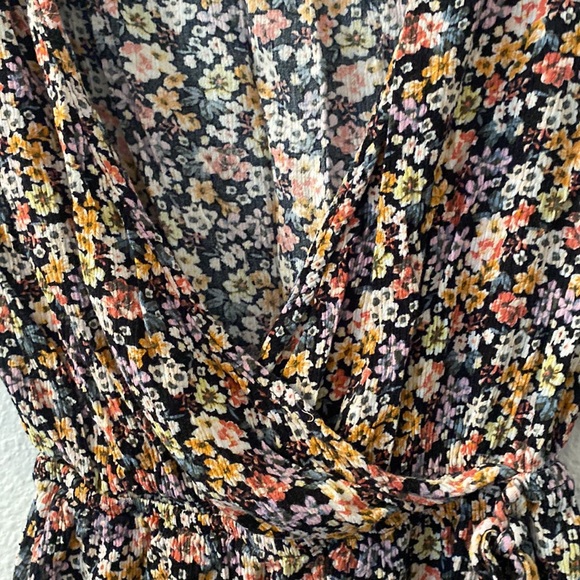 No brand and no size deep vneck shorts romper fits like a small - Picture 2 of 5